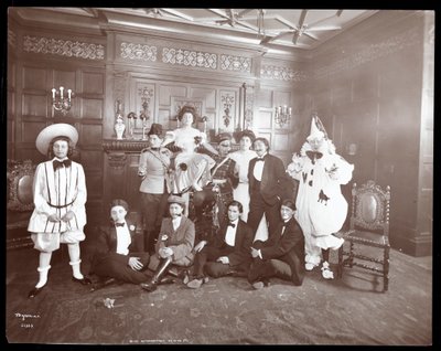 Een groep in kostuum bij het huis van Miss Morgenthau, 30 West 72nd Street, New York, 1906 door Byron Company